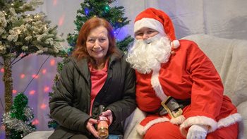 Banbury care home welcomes Santa for a festive surprise