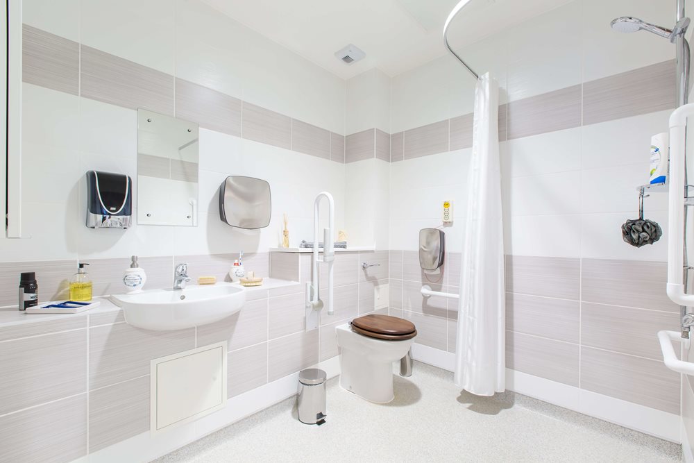Housekeeper Bank - Newbury- bathroom 