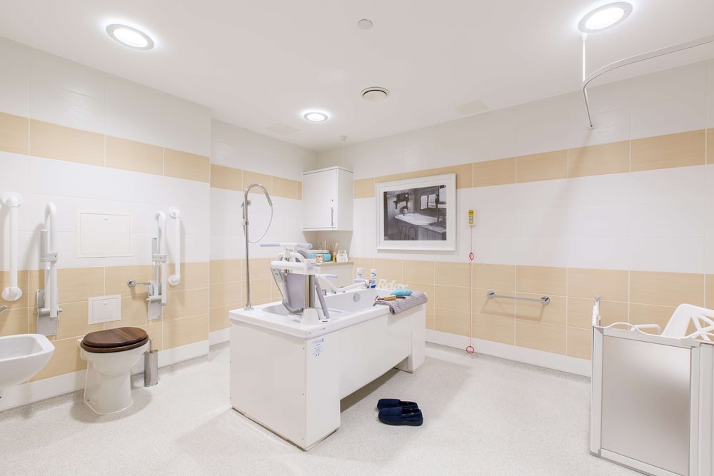 Housekeeper Bank - Newbury- bathroom 
