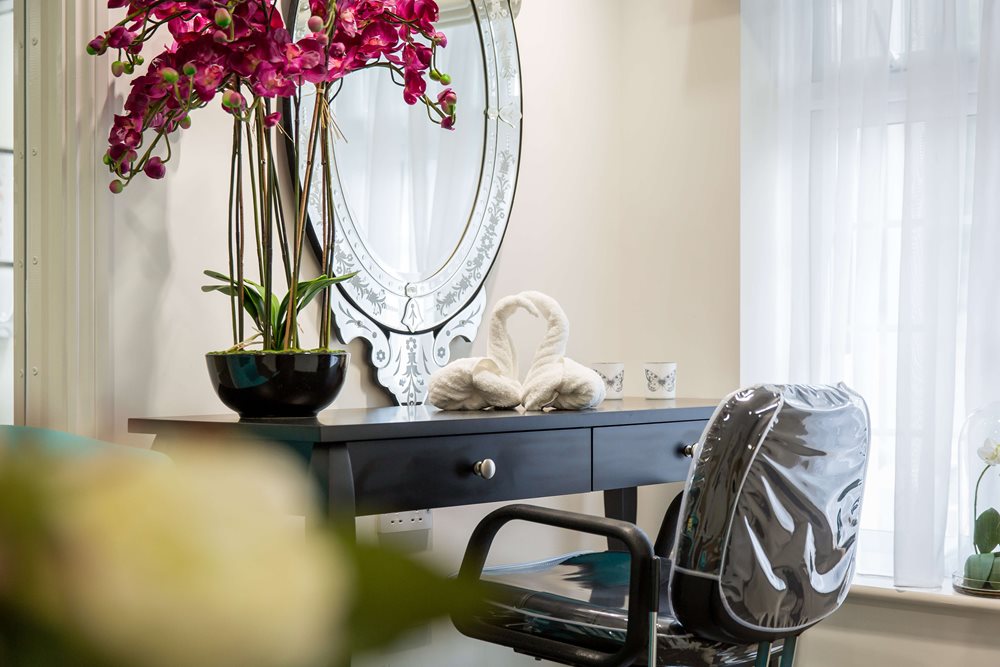 Housekeeper Bank - Newbury- salon