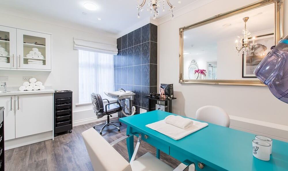 Housekeeper Bank - Newbury- salon
