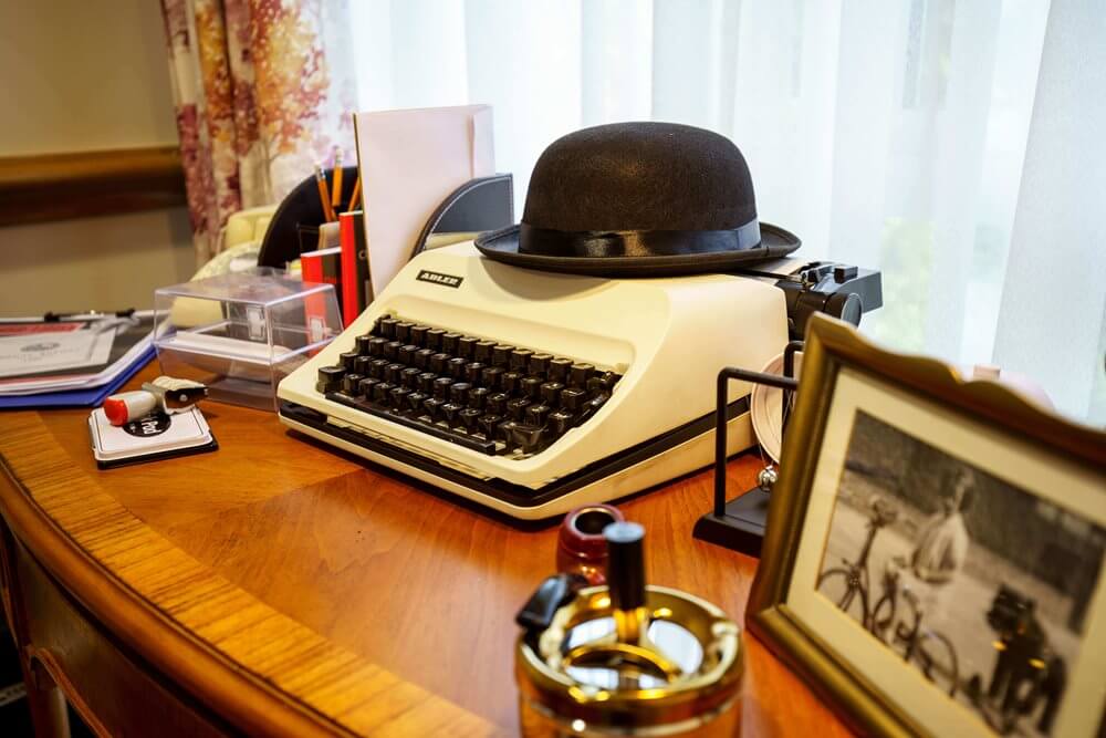 Martlet Manor - Martlet- desk