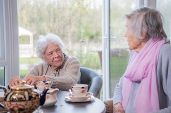 6 benefits of living in a care home for people with dementia