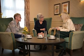 Communicating with a person with dementia: tips for conversations 