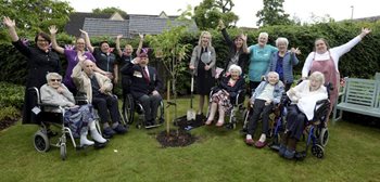 The royal treatment – Stroud care home residents celebrate the Platinum Jubilee with special guests 