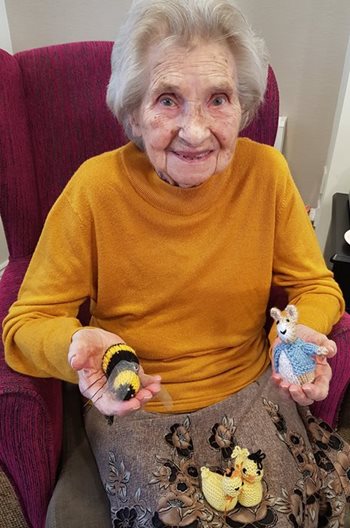 A tight knit bunch – Fareham care home residents revisit favourite hobbies