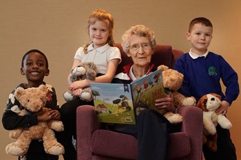 A story that’s plot on – Edinburgh care home residents host special reading sessions for local children