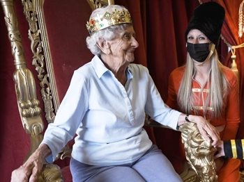By royal appointment! [WATCH] Care home TRANSFORMED into Buckingham Palace for jubilee celebrations 