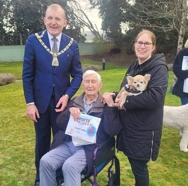 Mayor joins Orpington care home for paw-some dog show 