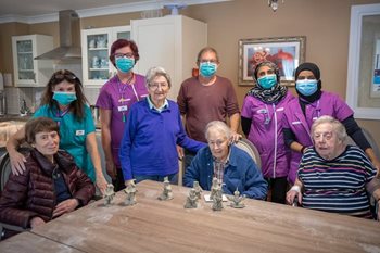 Cambridge care home residents ‘seize the clay’ for dementia