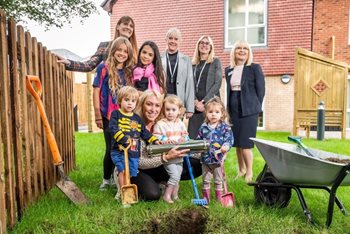 Thame care home welcomes pupils to bury time capsule