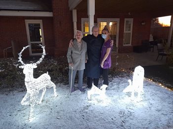 Merry and bright! Adderbury care home helps spread festive cheer 
