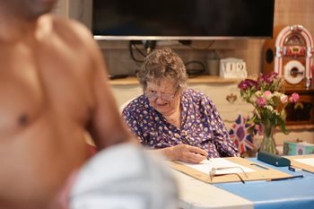 A cheek-y art session – Care home residents enjoy a nude life drawing class