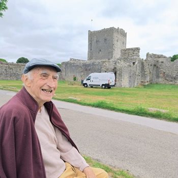 Chichester care home resident revisits castle he helped build