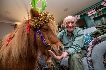 The ‘mane’ event – Cambridge care home welcomes four-legged friends 