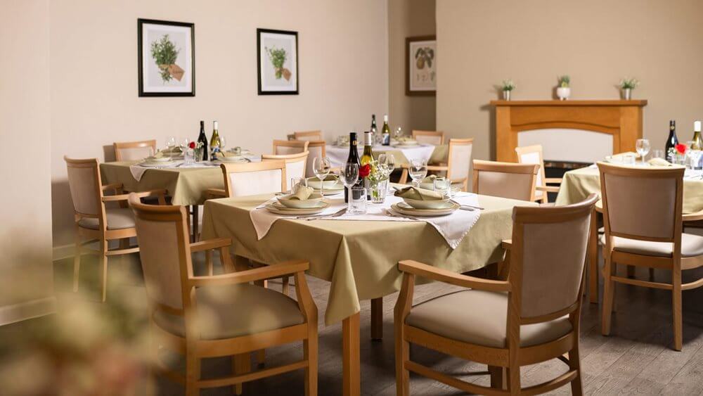 Oak Manor - Oak Manor dining room