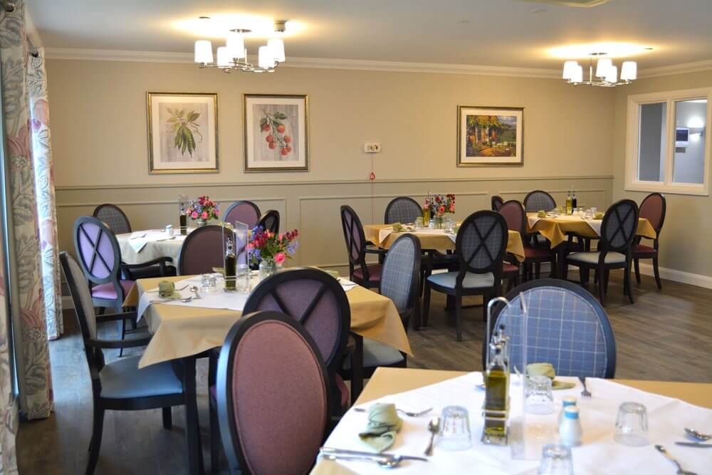 Glastonbury Court - Glastonbury Court dining 1