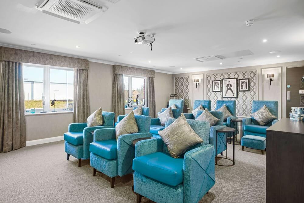 Care Assistant - L cinema 2