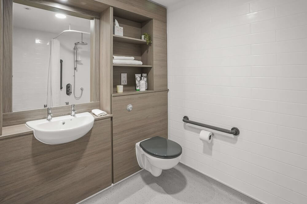 Samuel House - Samuel House bathroom