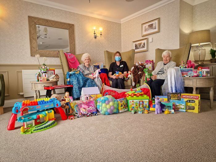 Donating toys to 2025 children's homes