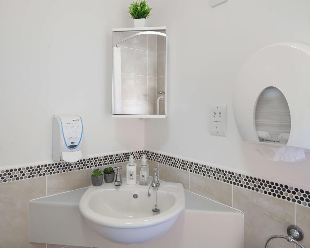 Bowes House - Bowes House bathroom