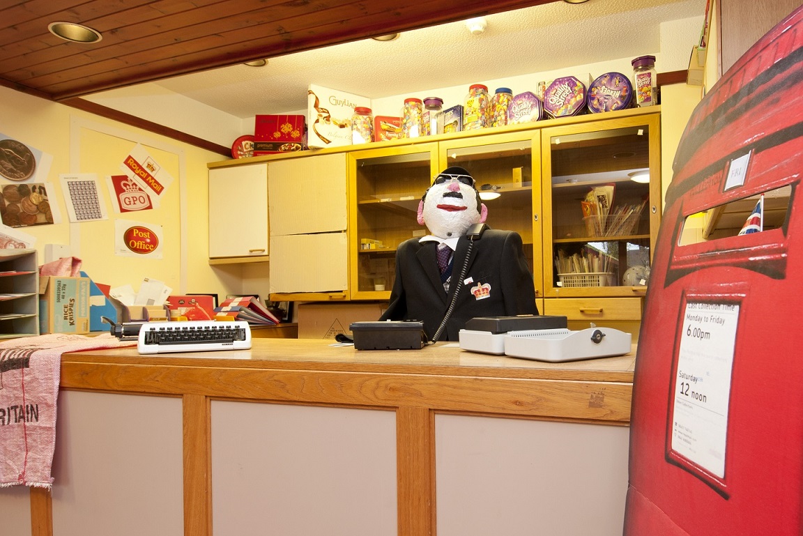 Down to a fine art – Creative Mojo join Sevenoaks care home for the world’s largest drawing festival