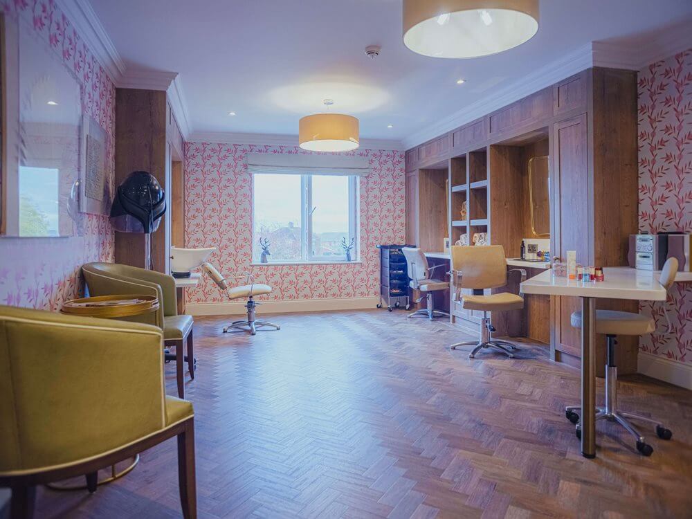 Louth Manor - Louth Manor salon