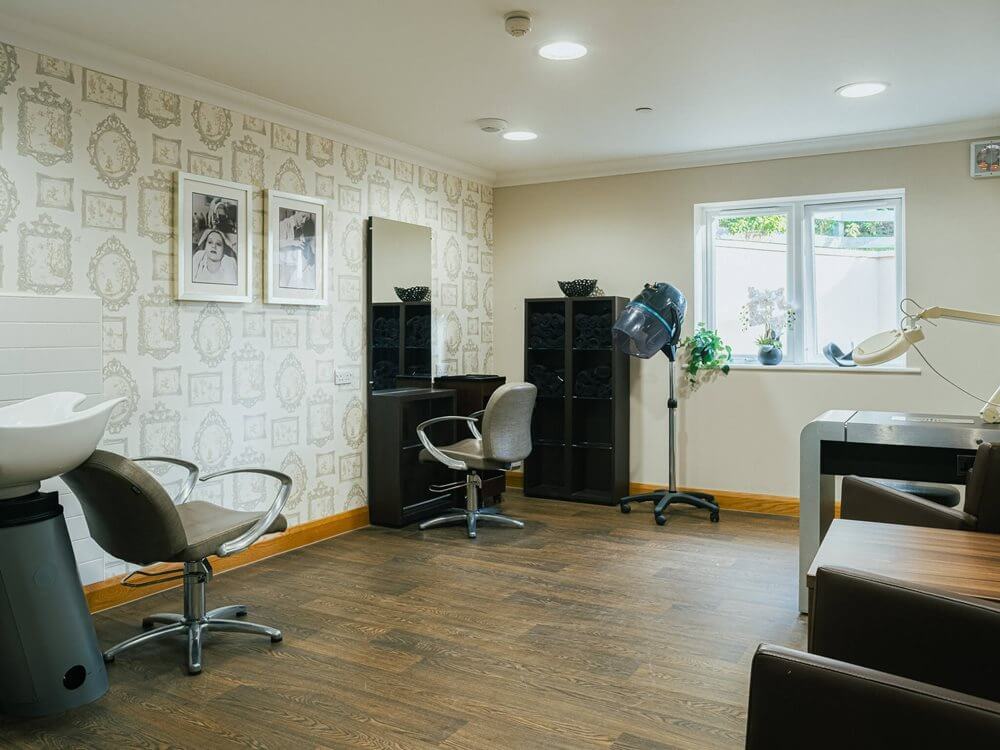 Brook Court - Brook Court salon 1