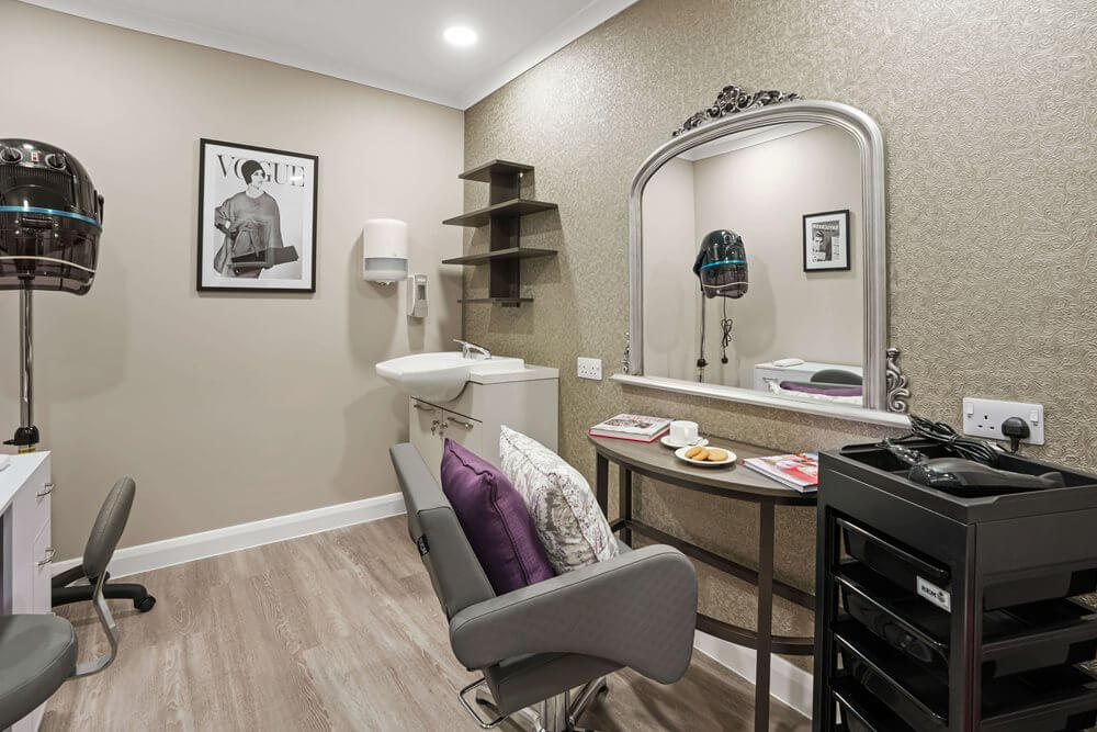 Care Assistant - L hair salon