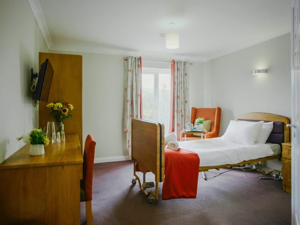 Cleaner - Scarlet House bedroom 3