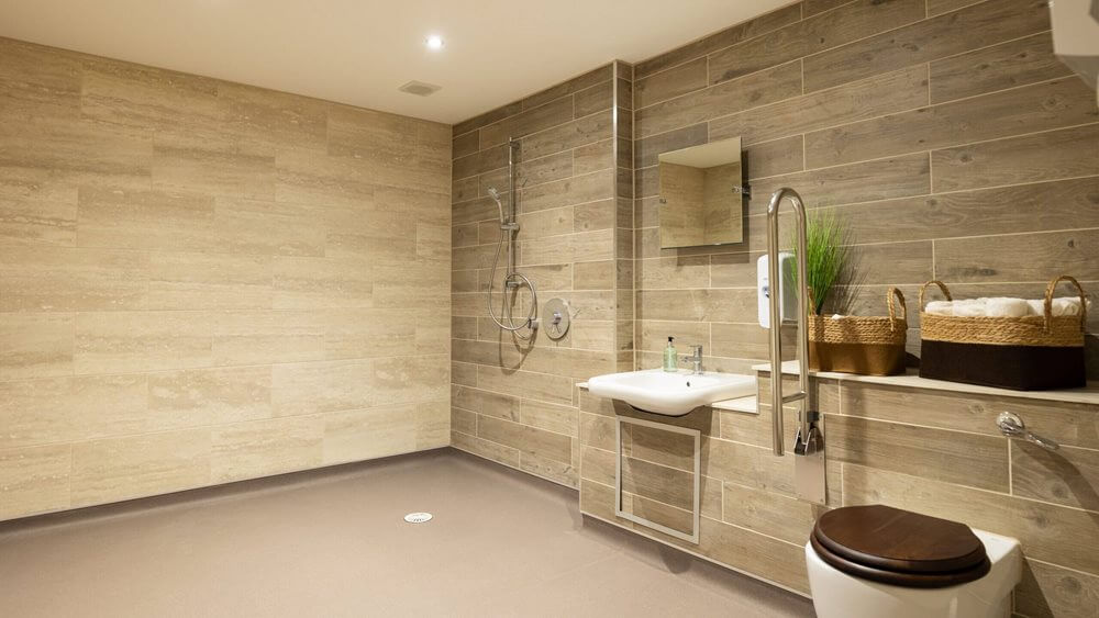Oak Manor - Oak Manor bathroom