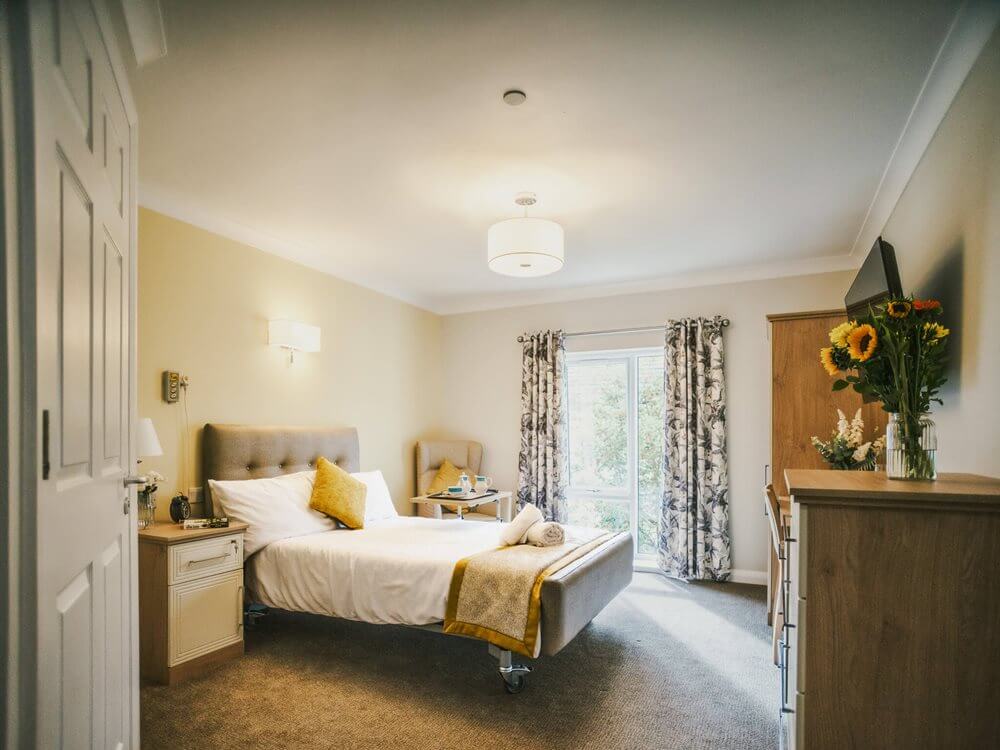 Cleaner - Scarlet House bedroom 1